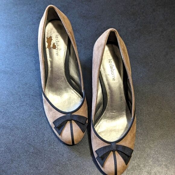 Vintage Liz Claiborne Taupe Suede Pumps with Black Bow Accent and Piping - Picture 4 of 16